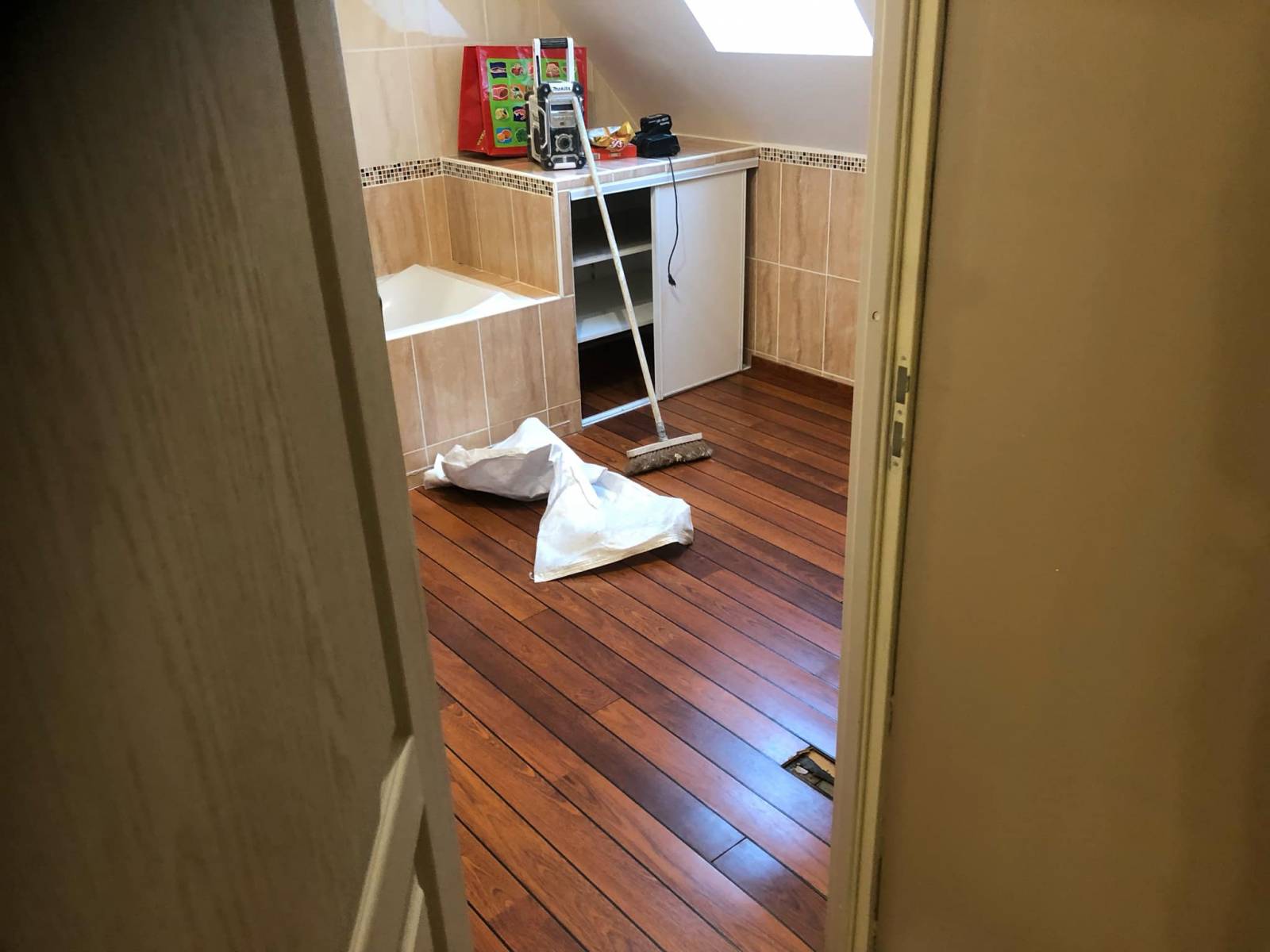 ancien sol de salle de bain en bois