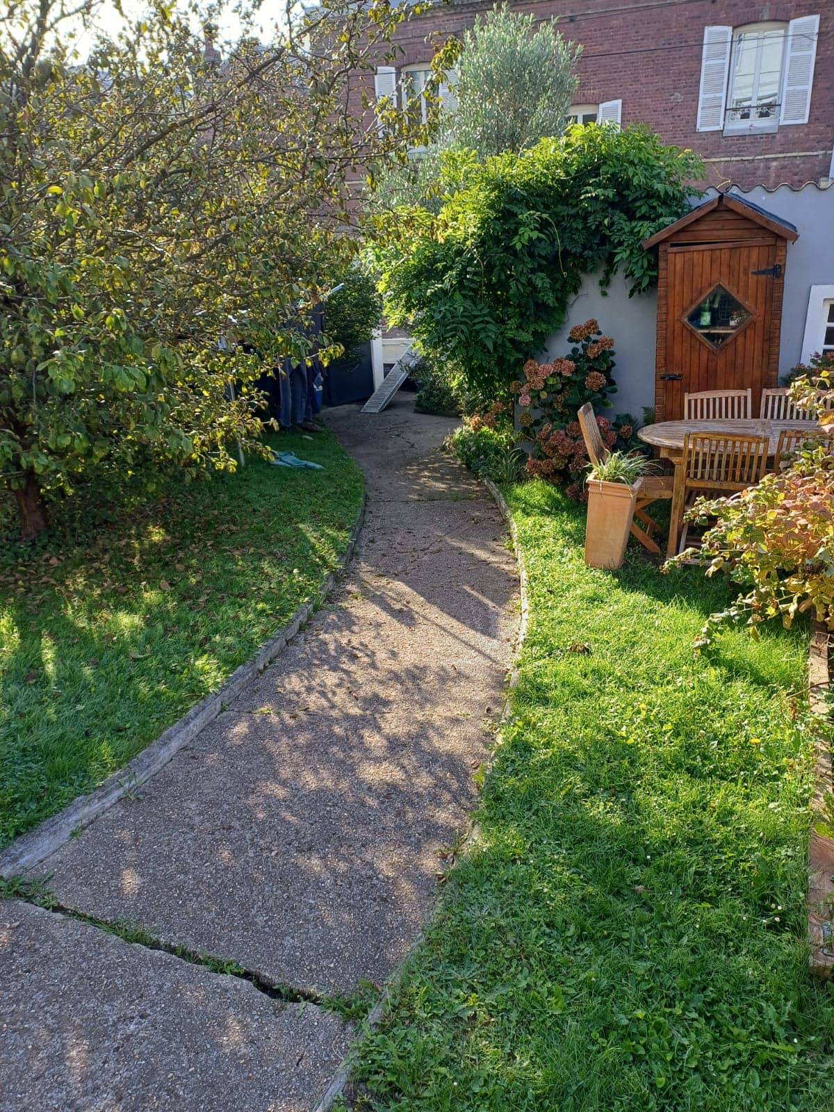 Ancien chemin piéton en béton