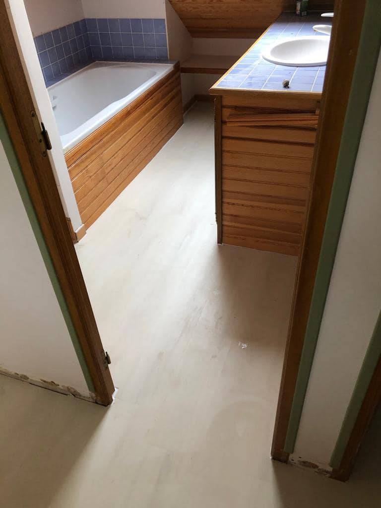 nouveau sol en parquet dans une salle de bain à Pont Audemer