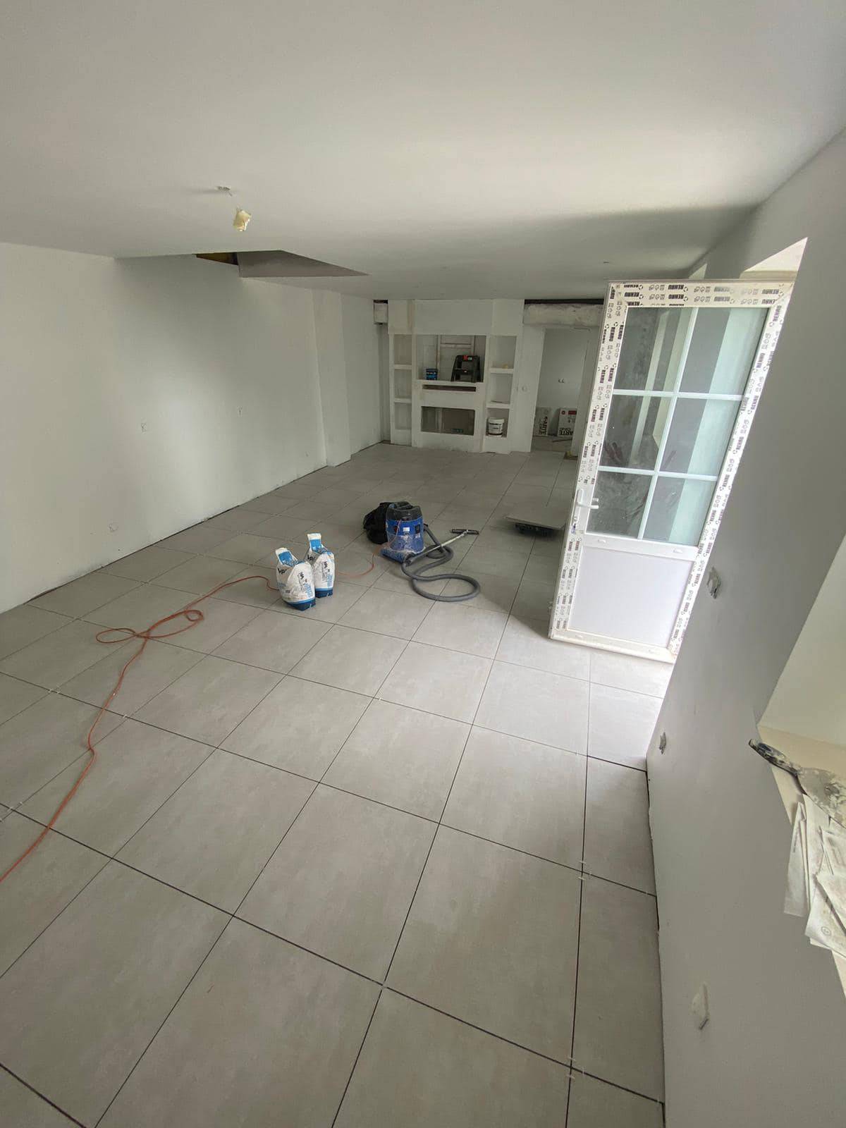 pose de carrelage dans une ancienne grange pour gite à Virville