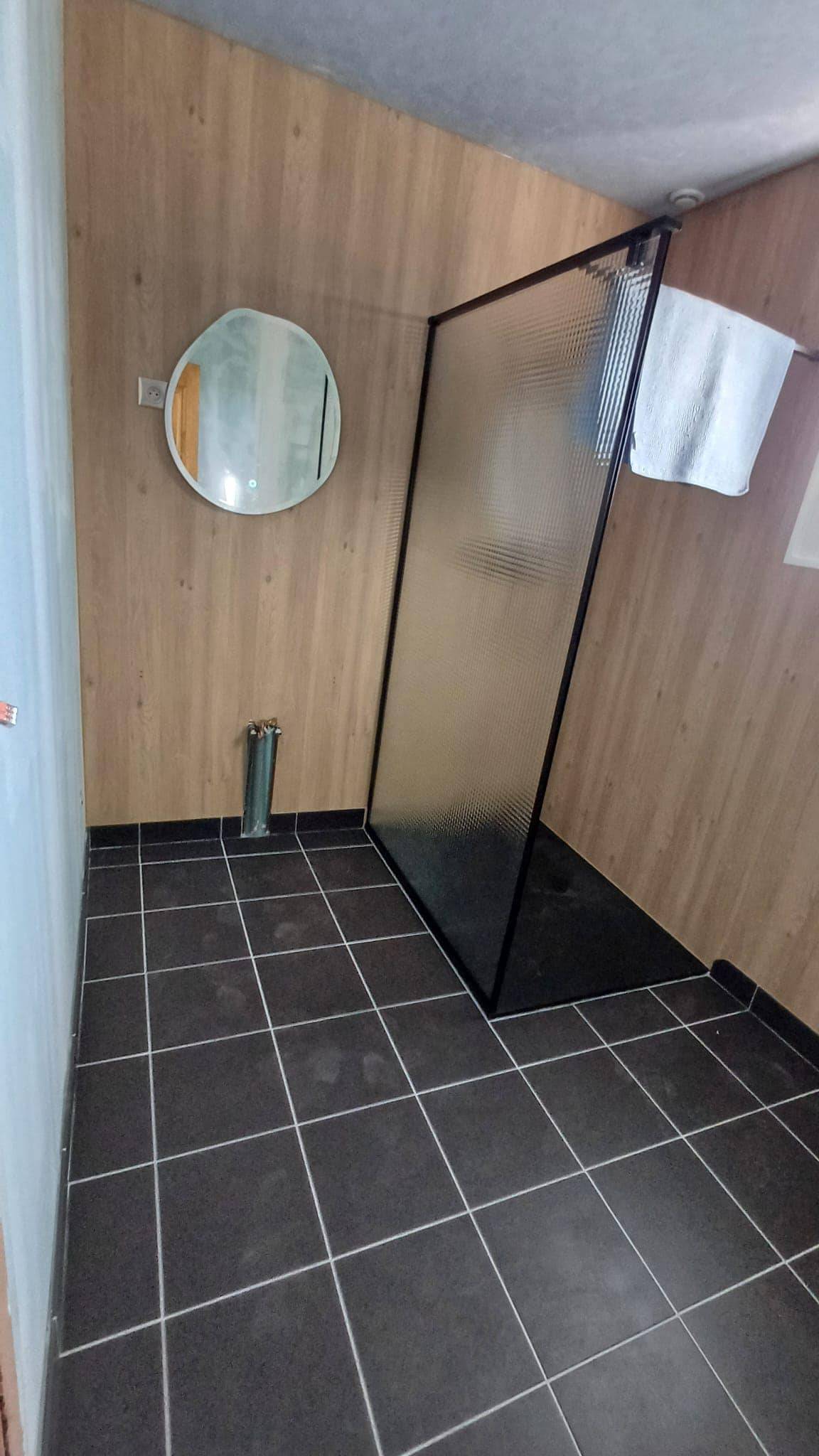 Salle de bain avec panneau muraux bois