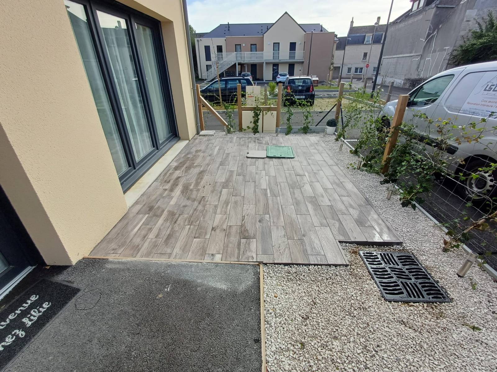 revêtement en Carrelage effet parquet sur terrasse en béton