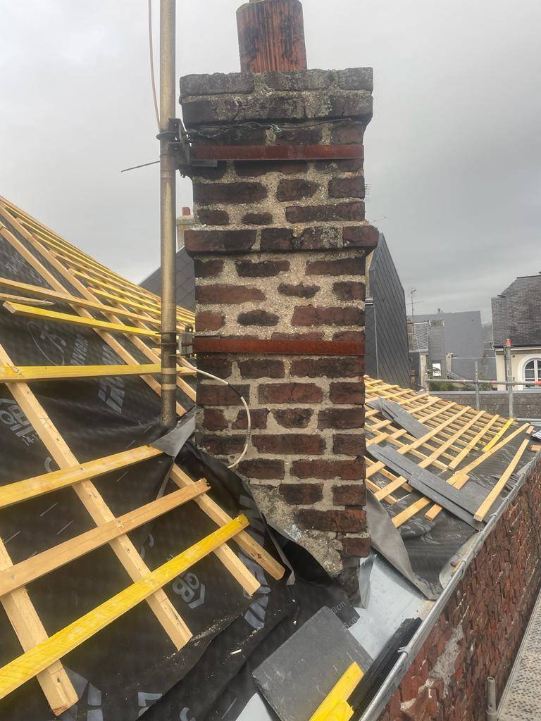 cheminée en brique délabré