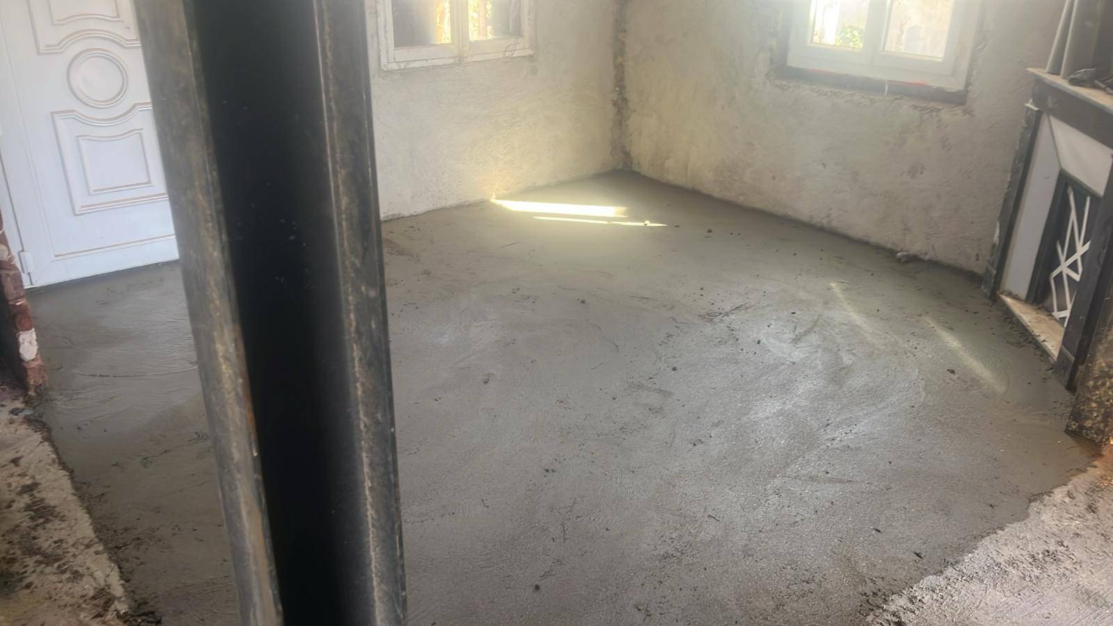 Dallage en béton dans une ancienne maison à proximité du Havre