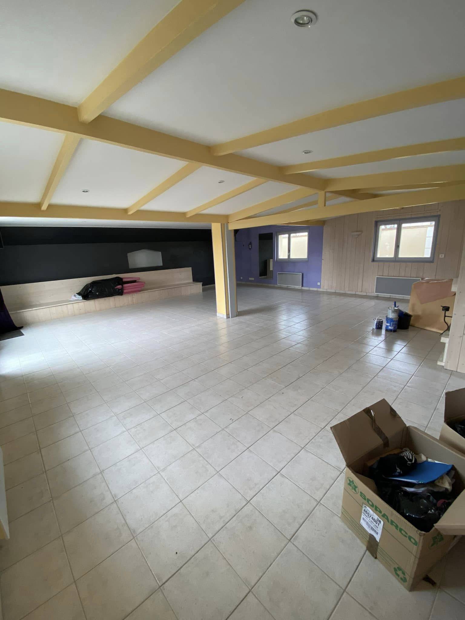 salle des fêtes avant rénovation