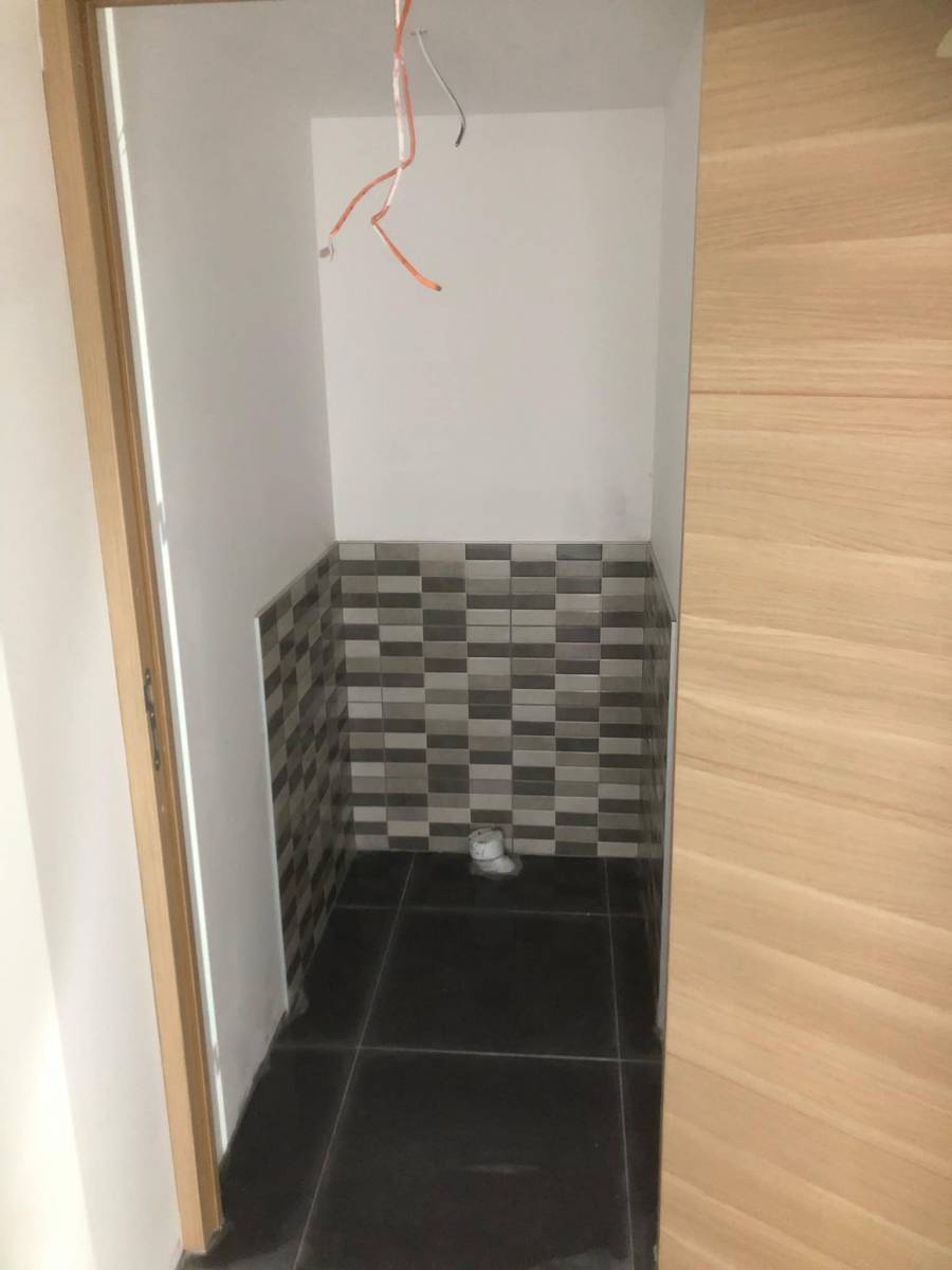 Création d'un toilette avec carrelage et faïence gris et noir Saint-Ouen-de-Thouberville