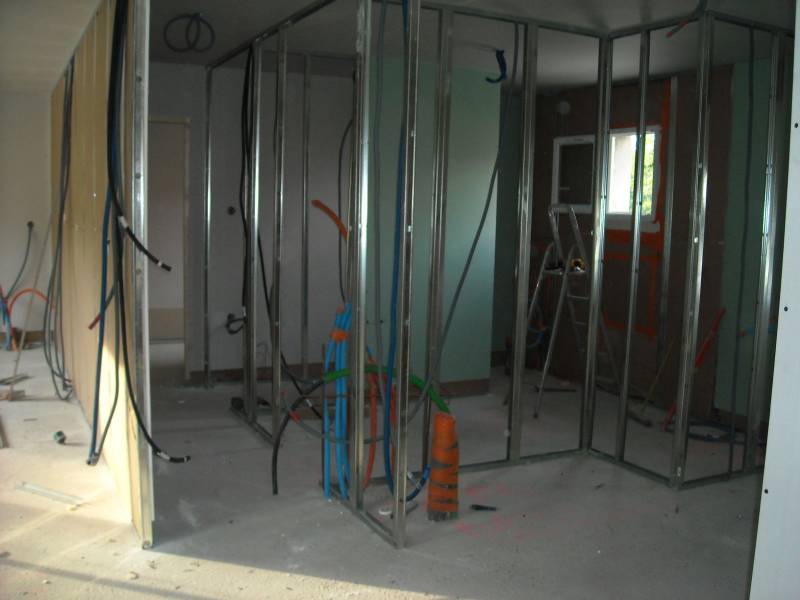 fourrure, rails et montants pour l'installation de la laine de verre dans les cloisons