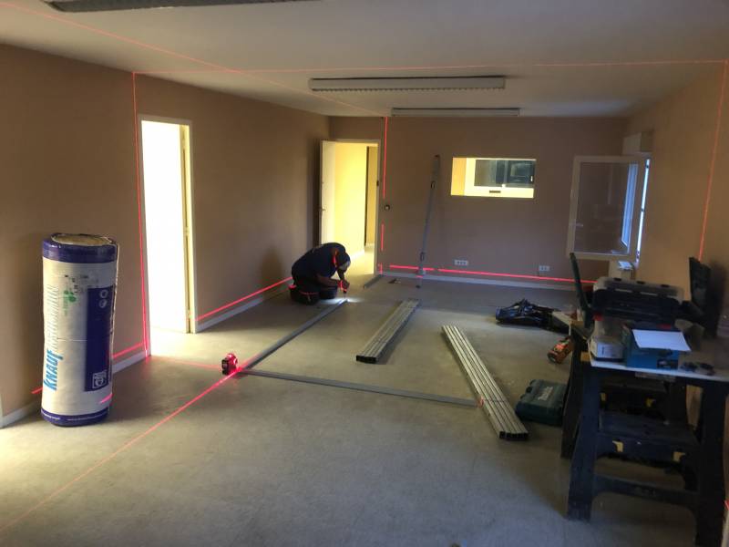 utilisation d'un laser pour une pose parfaite des fourrures rails et montants du système de Placostil