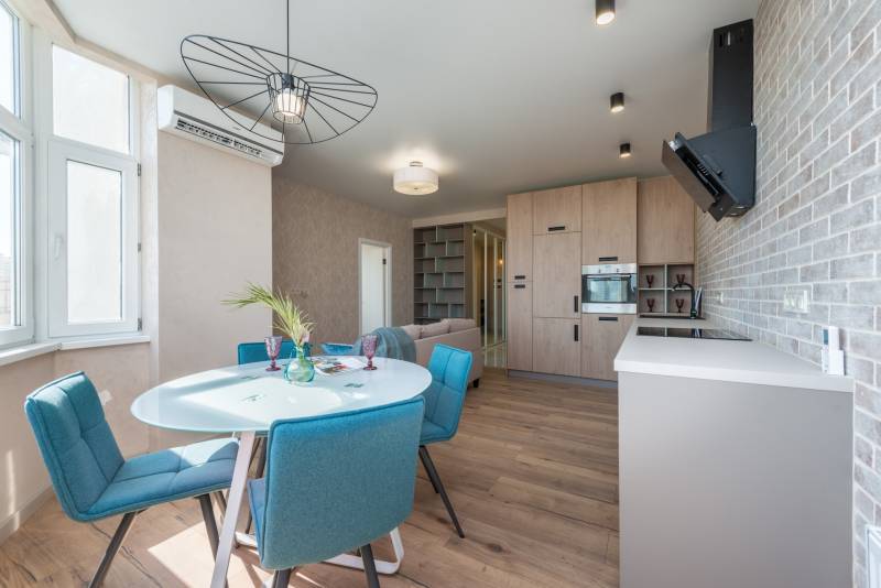 Pose de carrelage imitation parquet, dans une maison à Saint-Romain-de-Colbosc